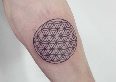 tatuaje geometrico | circulo | estudio tatuajes madrid