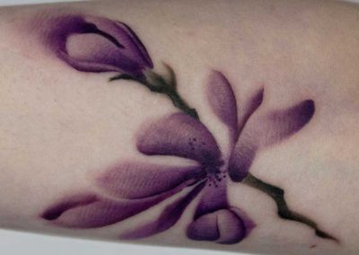 tatuaje flor morada | tatuajes acuarela | Cornelius tattoo Madrid