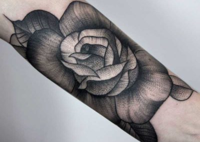 tatuaje flor | tatuajes blanco y negro | tatuajes puntillismo