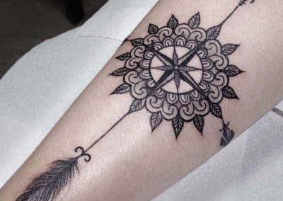 tatuaje brújula | tatuajes dotwork | tatuajes blanco y negro | tatuaje geometrico