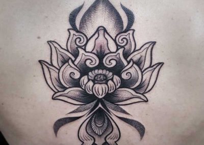 tatuaje dotwork flor | tatto madrid