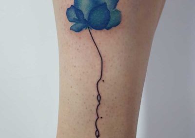 tatuaje flor azul | Cornelius tattoo Madrid