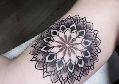 tatuajes biceps | tatuajes blanco y negro | tatuajes dotwork | tatuaje geometrico