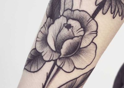 tatuaje flor | tatuajes blanco y negro | tatuaje madrid