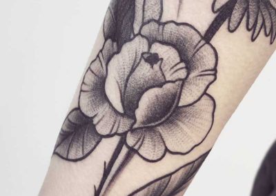 tatuaje flor | tatuajes blanco y negro | tatuaje madrid