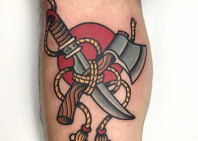 tatuaje cuchillo y hacha | tatuajes a color | tatuajes madrid