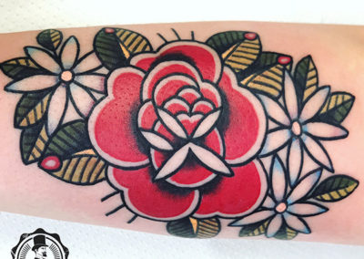 rosas tatuajes | tatuajes old school | estudio de tatuajes madrid