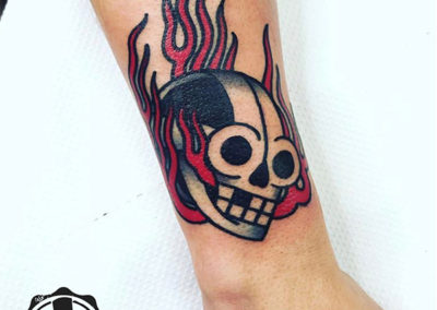 Ejemplo de tatuajes en el antebrazo: tatuajes old school | tatuaje calavera