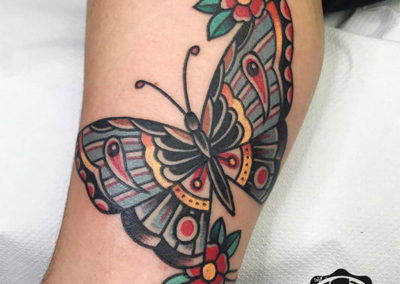 Ejemplo de tatuajes en la pierna: tatuajes mariposas | tatuajes old school