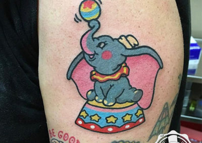 Tatuajes anime: Dumbo | Tatuajes en el hombro | Estudio tatuajes madrid