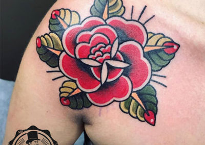 Ejemplo de tatuajes para hombre y tatuajes en el hombro: Rosas tatuajes