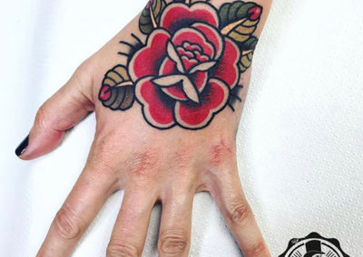 Tatuajes para mujeres | Rosas tatuajes | tatuajes old school