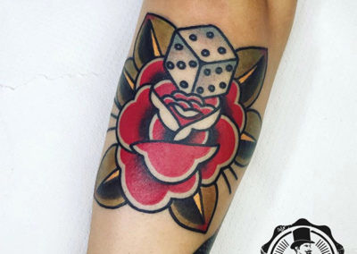 tatuajes old school: rosa y dado