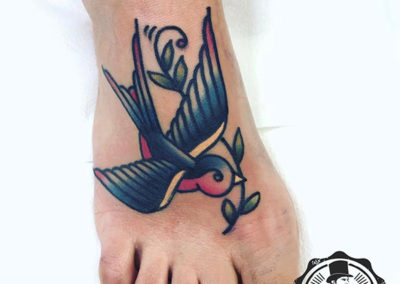 tatuajes pájaros: tatuaje golondrina en el empeine