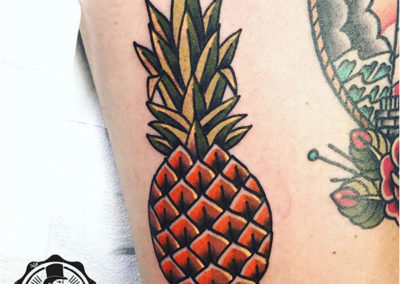 tatuajes a color: tatuaje piña