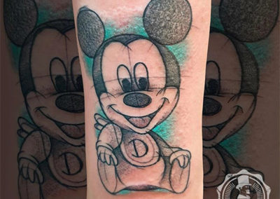 tatuajes pequeños: Mickey bebé