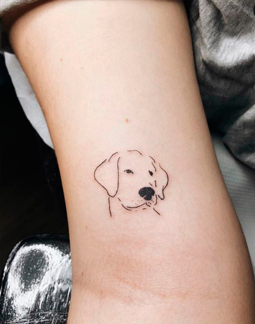 ejemplo de tatuajes pequeños: tatuaje perro