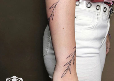 tatuajes en el brazo mujer: ejemplo de mini tattoo