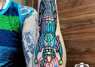 tatuajes a color | Cohete | Tatuajes brazo hombre