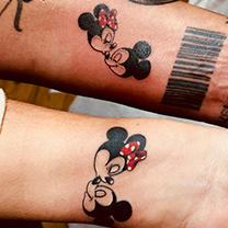 tatuajes para parejas: mickey y minnie