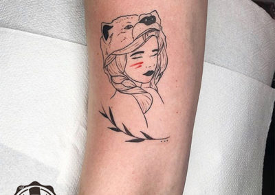 tatuajes finos | mujer y oso | tatuajes femeninos