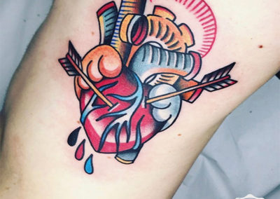 tatuaje corazón con flechas | tatuajes old school