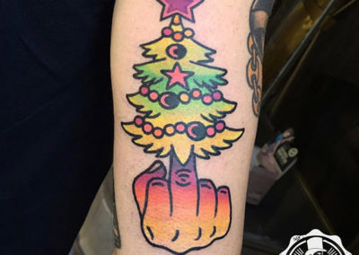 tatuajes brazo hombre | árbol de navidad
