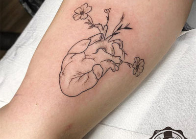 tatuaje corazón y flores | tatuajes para mujeres