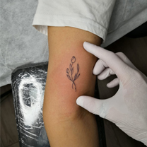 tatuajes pequeños para mujer | tatuajes de flores