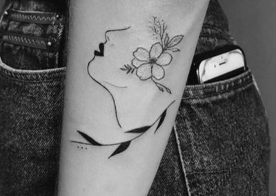 tatuajes pequeños para mujer | rostro con flores