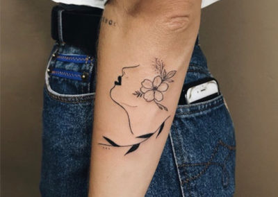 tatuajes pequeños para mujer | rostro con flores