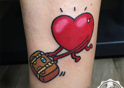 tatuajes pequeños | corazón con maleta
