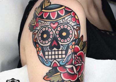 tatuajes old school de una calavera con flores