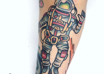 tatuajes en el antebrazo de un astronauta