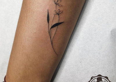 tatuajes pequeños para mujer | flor