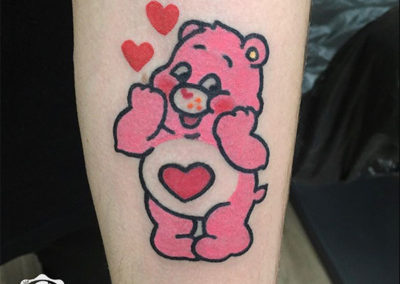 tatuajes mujer de oso rosa