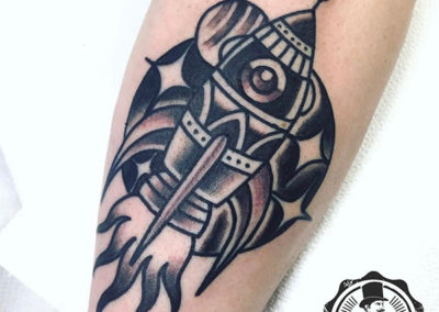 Blackwork tattoo de un cohete