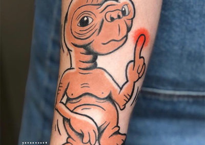 tattoo de ET | tatuajes brazo hombre