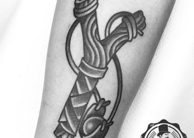 blackwork tattoo de un tirachinas