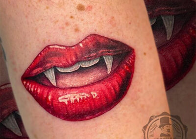 tatuajes hiperrealistas | boca y colmillos