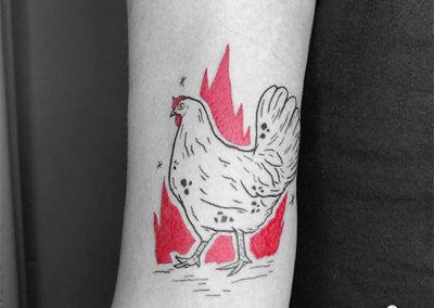 mini tattoo de gallina