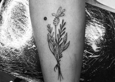 blackwork tattoo | tatuajes flores