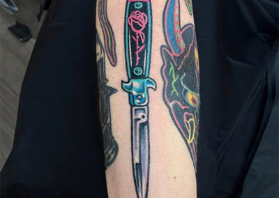 tatuajes a color de un cuchillo