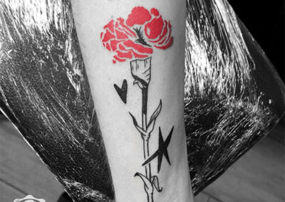 tatuajes pequeños mujer de una rosa