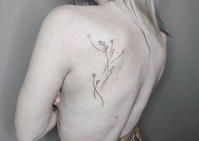 tatuajes femeninos de línea fina