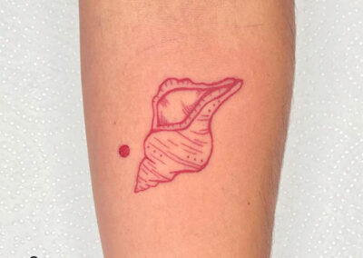 mini tattoo de una caracola