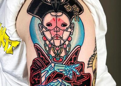 tatuajes a color de una geisha