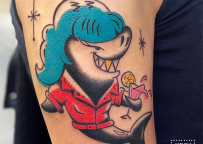 cartoon tattoo de un tiburon