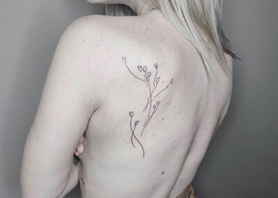 tatuajes finos en la espalda