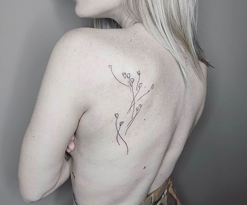 tatuajes finos en la espalda